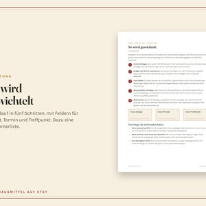 Peut inclure: Un document d'instruction blanc intitul&eacute; So wird gewichtet pr&eacute;sentant un processus en cinq &eacute;tapes pour organiser un &eacute;change de cadeaux. La page comprend des &eacute;tapes num&eacute;rot&eacute;es, trois champs rectangulaires pour le budget, la date et le lieu.