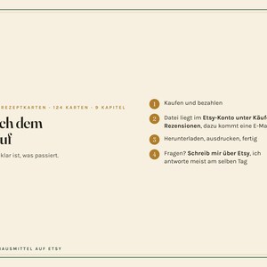 以下が含まれることがあります： 124枚のカードと9つの章からなるOmas Rezeptkartenと題されたベージュのインフォグラフィック。購入と支払い、Etsyアカウントの購入とレビューからのファイル確認、ダウンロードと印刷、Etsy経由での問い合わせという4つのステップが記載されています。