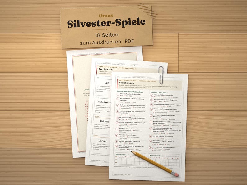 K&ouml;nnte beinhalten: Ein Set ausgedruckter Spielb&ouml;gen mit dem Titel Omas Silvester-Spiele 18 Seiten zum Ausdrucken PDF. Die Seiten enthalten ein Familienquiz und ein Wer bin ich Spiel mit Multiple-Choice-Fragen auf Deutsch, zusammengehalten von einer silbernen B&uuml;roklammer.
