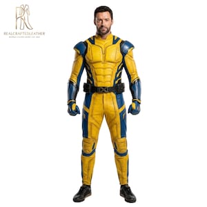Puede incluir: Un traje de cuero de cuerpo completo en amarillo y azul con hombreras moldeadas, un cinturón utilitario negro con una hebilla en forma de X y guantes a juego. El traje presenta un diseño texturizado y segmentado en el pecho, brazos y piernas.