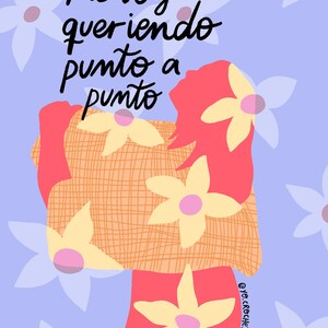 Puede incluir: Una ilustración digital sobre un fondo morado claro con flores blancas. Una silueta roja sostiene una manta a cuadros color canela con flores amarillas. El texto dice Me voy queriendo punto a punto y @yo.crochet con Y CROCHET.