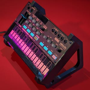 Korg アングル式 Volca スタンド – ベース、キーボード、FMシンセモデル用一体型デスクトップシンセホルダー