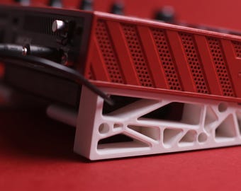 Soporte inclinable AKAI MPC One+ con soporte para batería / Accesorio para producción musical no destructiva