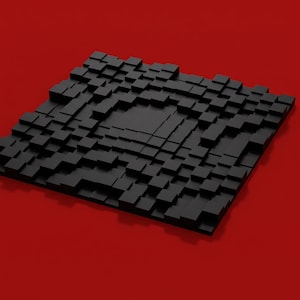 Op de afbeelding: Een vierkant paneel met een raster van zwarte, driedimensionale blokjes van verschillende hoogtes in een geometrisch patroon. De blokjes vormen een getextureerd, ongelijkmatig oppervlak met een centrale cirkelvormige verdieping op een rode achtergrond.