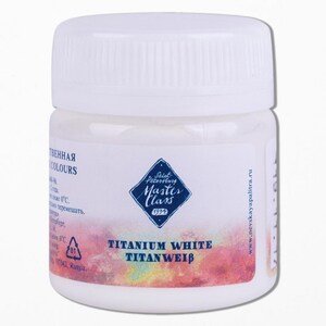 Op de afbeelding: Een witte plastic pot met titanium witte verf met een blauw-wit etiket. Het etiket vermeldt "Saint Petersburg Master Class 1934" en "Titanium White Titanwei&szlig;".