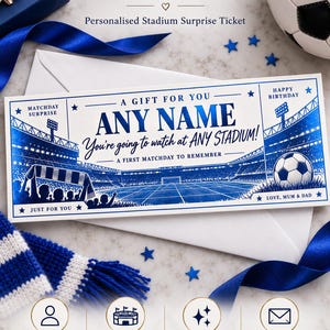 Peut inclure: Un billet surprise de stade personnalisé rectangulaire avec du texte en feuille bleue et des graphismes d'un stade de football, d'un ballon et de supporters. Le billet porte le texte A GIFT FOR YOU, ANY NAME, You're going to watch at ANY STADIUM!