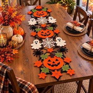 Puede incluir: Un camino de mesa de ganchillo largo y rectangular con un patrón repetitivo de Halloween. El diseño incluye calabazas naranjas, fantasmas blancos, telarañas blancas, arañas negras y hojas de arce naranjas y verdes unidas por hilo negro.