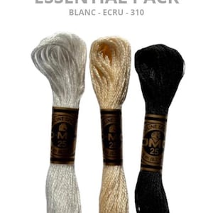 Puede incluir: Tres madejas de hilo de bordar en blanco, crudo y negro, etiquetadas como ESSENTIAL PACK BLANC - ECRU - 310. Cada madeja presenta una banda de papel dorado y negro con el logotipo DMC 25 y una longitud de 8 m impresa en la etiqueta.