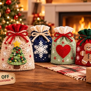 Pode incluir: Quatro sacos de presente de crochê feitos à mão com cordão e designs festivos. Os sacos exibem uma árvore bege com ornamentos, um floco de neve azul, um coração verde claro e um boneco de gengibre marrom, com padrões de flocos brancos.