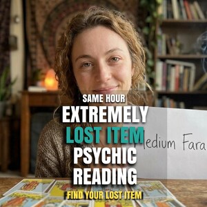 以下が含まれることがあります： カーリーヘアの人物が「Medium Farah」と手書きされた白い看板を持っている。画像には「SAME HOUR EXTREMELY LOST ITEM PSYCHIC READING FIND YOUR LOST ITEM」というテキストが重ねられている。木製のテーブルにはタロットカードが広げられ、火のついたキャンドルが置かれている。