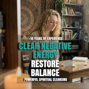 Può includere: Una persona con capelli biondi ricci siede a un tavolo di legno con candele e carte. Il testo recita: +10 YEARS OF EXPERIENCE, CLEAR NEGATIVE ENERGY, RESTORE BALANCE, POWERFUL SPIRITUAL CLEANSING. Sullo sfondo è presente una libreria piena di libri.