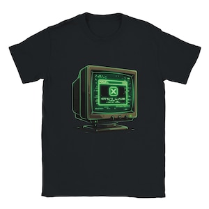 Op de afbeelding: Een zwart t-shirt met korte mouwen en een afbeelding van een vintage computermonitor. Het scherm toont een oplichtende groene interface met een opvallend X-symbool in een vierkant kader, omringd door gepixelde tekst en datalijnen.