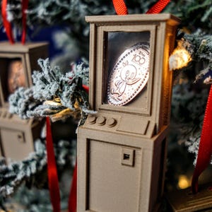 Op maat gemaakte miniatuur 3D-geprinte klassieke geperste centautomaat met rood lint - toon je dierbare muntenverzameling