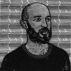 Può includere: Un'illustrazione in bianco e nero a tratto che ritrae una persona con la testa rasata e una barba folta. Il soggetto è raffigurato dal petto in su, indossando una maglia scura con scollo rotondo. Lo sfondo è composto da linee orizzontali.