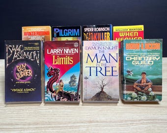 Może przedstawiać: Kolekcja ośmiu książek science fiction w miękkiej oprawie ułożonych w dwóch rzędach. Tytuły obejmują Buy Jupiter Isaaca Asimova, Limits Larry'ego Nivena, The Man in the Tree Damona Knighta, The Chantry Guild Gordona R. Dicksona oraz inne.