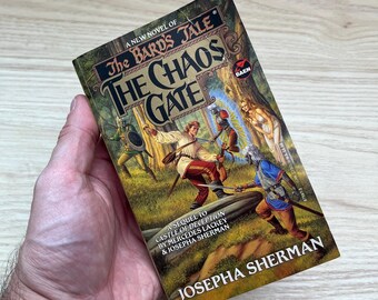 Puede incluir: Un libro de bolsillo titulado The Bard's Tale: The Chaos Gate de Mercedes Lackey y Josepha Sherman. La portada presenta una ilustración de fantasía de guerreros en un entorno forestal con el logotipo de Baen en la esquina superior derecha.