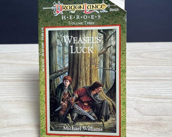 Könnte beinhalten: Ein Taschenbuch mit dem Titel Dragonlance Heroes Volume Three: Weasel's Luck von Michael Williams. Das Cover zeigt eine Illustration von zwei Figuren in einem Wald, mit einem grünen, strukturierten Rand und einem Preis von 4,99 £ in Großbritannien.