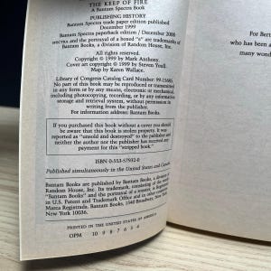 Lote de 8 libros de bolsillo de fantasía épica: Mercedes Lackey, Simon R Green, Hambly, Knaak, Kurtz imagen 12