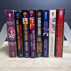 Lote de 8 libros de bolsillo de fantasía épica: Mercedes Lackey, Simon R Green, Hambly, Knaak, Kurtz imagen 3