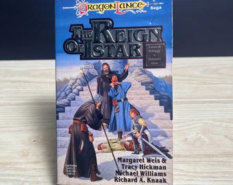 Könnte beinhalten: Ein Taschenbuch mit dem Titel Dragonlance The Reign of Istar, Band eins der Tales II Trilogie. Das blaue Cover zeigt eine Illustration von vier Figuren auf Steinstufen sowie die Namen Margaret Weis, Tracy Hickman, Michael Williams und Richard A. Knaak.