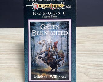 Könnte beinhalten: Ein Taschenbuch mit dem Titel Galen Beknighted von Michael Williams, Teil der Dragonlance Heroes II-Reihe. Das Cover zeigt eine Fantasy-Illustration eines Ritters auf einem weißen Pferd in einem Wald, mit dem Text The New York Times Best-Selling Series.