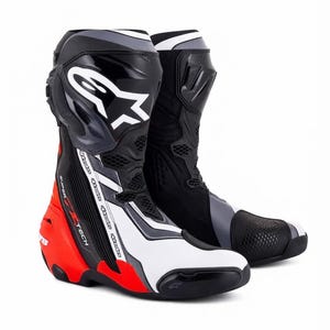 Puede incluir: Un par de botas de carreras de motos Alpinestars Supertech con diseño de corte alto en negro, blanco y rojo. Las botas incluyen paneles protectores moldeados, un logotipo blanco en la espinilla y zonas de agarre texturizadas en la puntera.