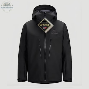 Può includere: Una giacca nera con cappuccio dotata di cerniera frontale, due tasche verticali sul petto con cerniere nere e un'etichetta del marchio Gore-Tex attaccata al colletto. Il logo Arc'teryx è stampato in grigio sul petto a sinistra.