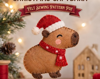 Peut inclure: Une décoration en feutrine représentant un capybara marron portant un bonnet de Père Noël rouge et blanc ainsi qu'une écharpe rouge brodée de flocons blancs. Le texte CHRISTMAS CAPYBARA FELT SEWING PATTERN PDF figure sur une bannière rouge.