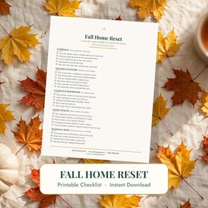 Può includere: Una lista di controllo su carta bianca intitolata Fall Home Reset con sezioni per ingresso, cucina, dispensa, armadi, camere da letto, spazi abitativi e cambio stagionale, inclusi caselle di controllo per le attività e contatti aziendali.