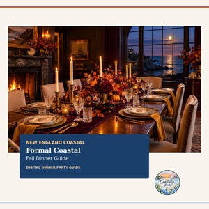 Può includere: Una guida digitale per cene intitolata New England Coastal Formal Coastal Fall Dinner Guide che mostra una tavola apparecchiata per un pasto formale con candele, centrotavola floreali, piatti e bicchieri in una stanza con camino.