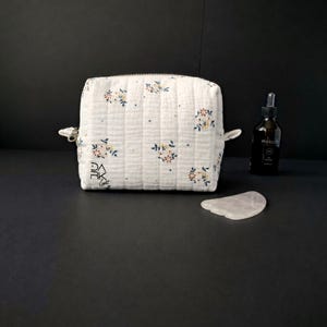 Liten sminkväska i muslin | Boxig sminkväska med fickor | Blommigt necessär för resan | Present till henne |