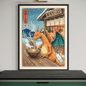 Puede incluir: Un cuadro decorativo enmarcado que muestra a una criatura naranja con alas verde azulado comiendo fideos con palillos en un puesto de ramen de madera durante una nevada. La ilustración incluye texto en japonés y un paisaje de montaña nevada.