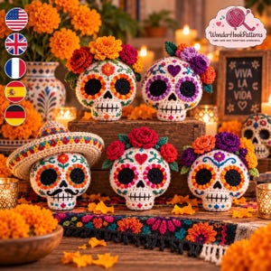 Può includere: Cinque teschi di zucchero all'uncinetto decorati con fiori di lana colorati e ricami intricati. Un teschio indossa un sombrero di paglia, mentre gli altri presentano corone floreali nei toni dell'arancione, rosso, viola e giallo.