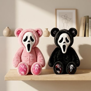 Puede incluir: Dos osos de peluche, uno rosa y otro negro, cada uno con una máscara blanca de Ghostface. El oso rosa presenta tela estampada rosa en las orejas y los pies, mientras que el oso negro tiene tela estampada oscura en los pies. Ambos tienen máscara.