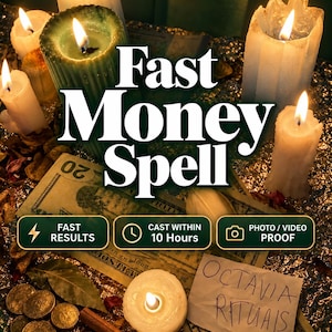 Könnte beinhalten: Eine Ansammlung brennender weißer und grüner Kerzen, angeordnet um einen Zwanzig-Dollar-Schein, goldfarbene Münzen und eine Zimtstange. Ein weißer Zettel mit dem handschriftlichen Text OCTAVIA RITUALS ist sichtbar, neben dem Text Fast Money Spell.