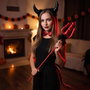 Teufelshorn-Kostümset für Halloween, rote Teufelsschwanz-Dreizack-Fliege-Spitzenmaske, Halloween-Cosplay-Maskenball-Party-Kostümrequisiten