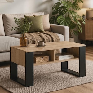 Peut inclure: Une table basse rectangulaire avec un plateau au fini bois de chêne clair et deux compartiments de rangement ouverts, soutenue par des pieds en U en métal noir mat. Le plateau supporte un vase en verre brun avec des plantes et une tasse.