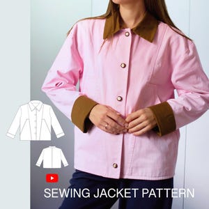 Pode incluir: Uma jaqueta rosa claro com gola e punhos em marrom contrastante. A jaqueta possui fechamento frontal com botões visíveis. A imagem inclui desenhos de linha brancos do molde da jaqueta e o texto SEWING JACKET PATTERN.