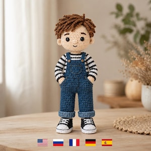 Virkat mönster för amigurumi till pojkedocka i PDF-format, overaller, randig skjorta, sneakers (nedladdning direkt)