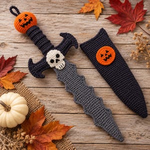 Puede incluir: Una espada de juguete tejida a ganchillo con hoja gris ondulada, empuñadura negra con una calavera blanca y pomo de calabaza naranja. El conjunto incluye una funda negra tejida a juego decorada con un pequeño emblema de calabaza naranja.