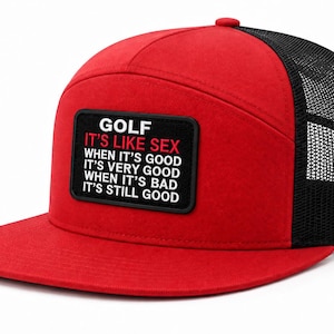 Peut inclure: Une casquette trucker rouge avec un filet noir à l'arrière et une visière plate. Un écusson rectangulaire noir sur le devant porte le texte blanc et rouge : GOLF IT'S LIKE SEX WHEN IT'S GOOD IT'S VERY GOOD WHEN IT'S BAD IT'S STILL GOOD.
