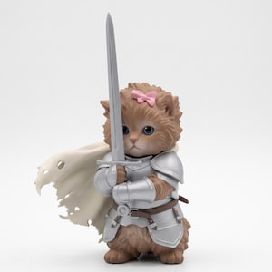 Puede incluir: Una figura de gato marrón y esponjoso vestido con una armadura de placas plateada, sosteniendo una espada larga plateada en posición vertical con ambas patas. El gato tiene un pequeño lazo rosa en la cabeza y una capa color crema desgarrada.