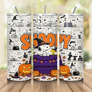 Peut inclure: Un gobelet cylindrique en acier inoxydable orné d'un motif de bande dessinée Peanuts en noir et blanc sur le thème d'Halloween, incluant des citrouilles, des fantômes et Snoopy avec un chapeau de sorcière. Le mot SNOOPY est écrit en orange.