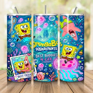 Pode incluir: Um copo cilíndrico com uma cena subaquática vibrante com Bob Esponja e Patrick Estrela. O design inclui águas-vivas, bolhas, uma moldura de foto com o texto BEST FRIENDS e o texto SPONGEBOB SQUAREPANTS BEST BUDDIES 4-LIFE.