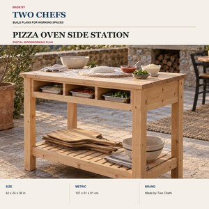 Könnte beinhalten: Eine helle Holz-Beistellstation für Pizzaöfen mit rechteckiger Arbeitsplatte, drei offenen Fächern für Metallschalen und einem unteren Lattenrost-Regal. Die Maße betragen 107 x 61 x 91 cm, es handelt sich um einen digitalen Bauplan.