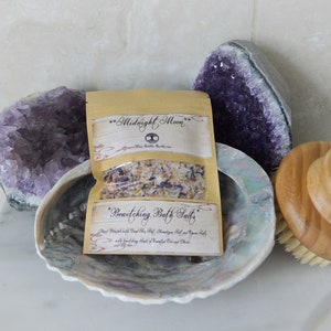 Sais de Banho de Bruxa ‘Lua da Meia-Noite’ Sais do Himalaia e do Mar Morto Autocuidado Jasmim Limão e Patchouli Flores de Jasmim e Malva Azul Wicca