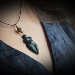 Klei aarde godin hanger labradoriet ketting sculptuur hanger handgemaakte Wicca heidense heks hekserij Gaia
