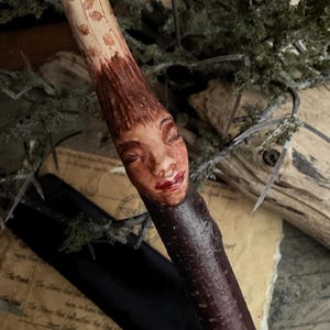 Toverstaf van berkenhout: handgesneden Wicca-altaar