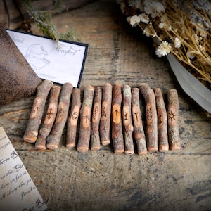 13 Hexen Runen aus Weißdorn Holz handgeschnitzt mit Tasche und Gießanleitung Wicca Pagan Wahrsagung Witchcraft Geschenk