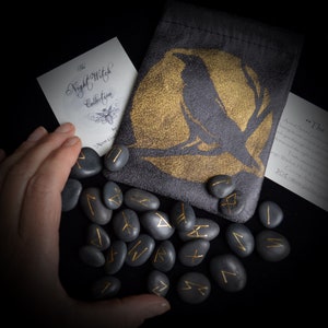 Hexenstein Runen: Futhark Älterer Set mit Raben Beutel